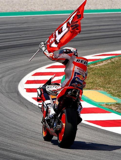 Lorenzo fa cadere Rossi e Dovizioso Per Marquez vincere è una passeggiata 