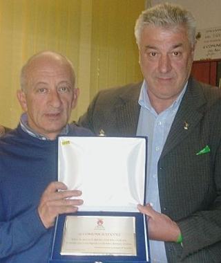 La delegazione sassolese davanti al municipio di Lucoli e lomaggio di Menani a Chiappino 