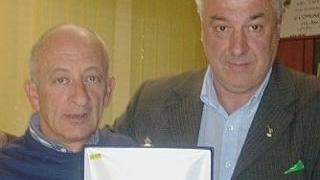 La delegazione sassolese davanti al municipio di Lucoli e l’omaggio di Menani a Chiappino