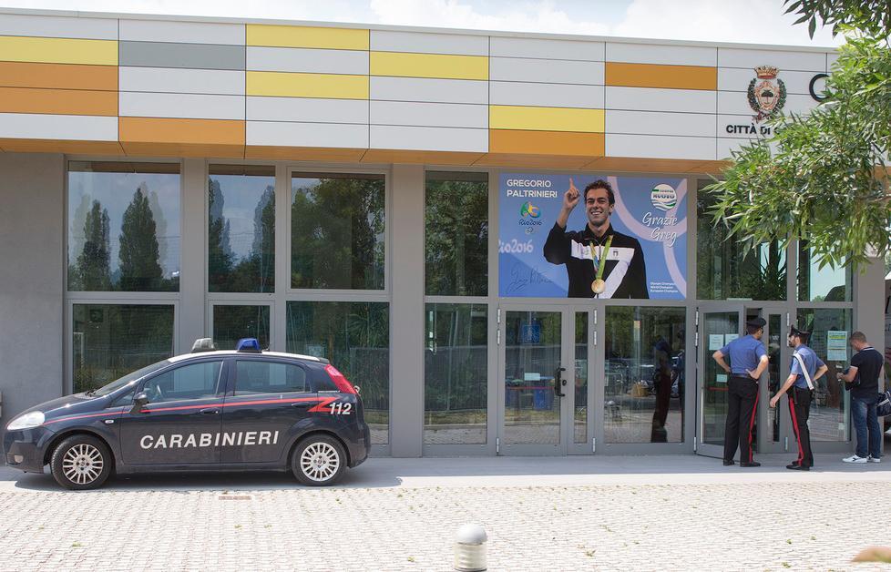 Carpi, controlli di carabinieri e Nas alla piscina comunale 