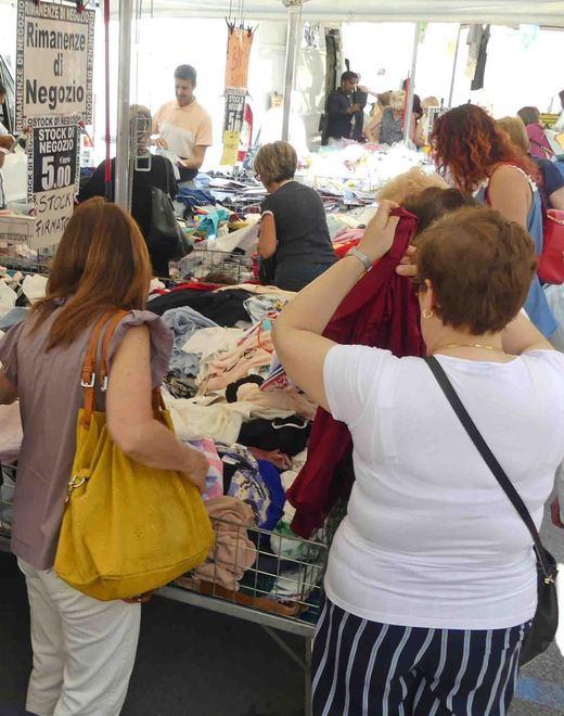 Prende le mutande dalla bancarella e scappa, la ferma un incidente 