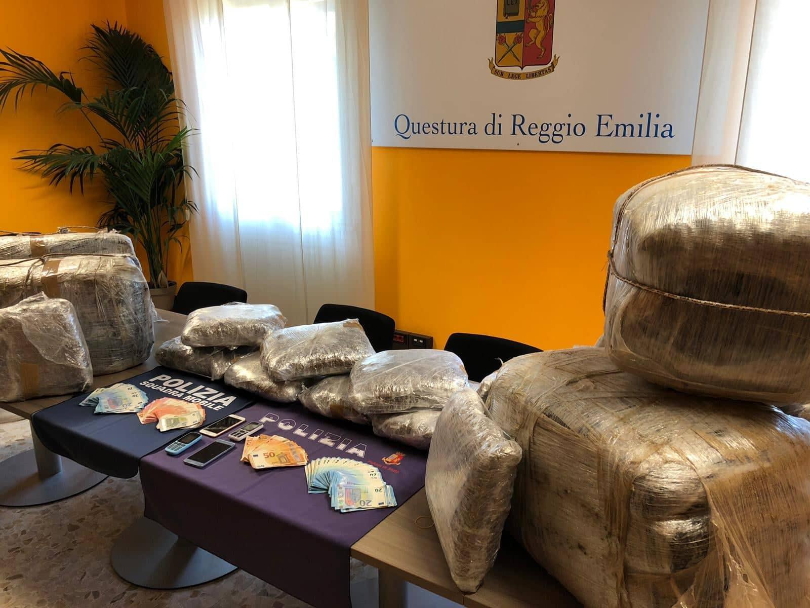 Reggio Emilia, in auto con 130 chili di marijuana: arrestato trafficante di droga