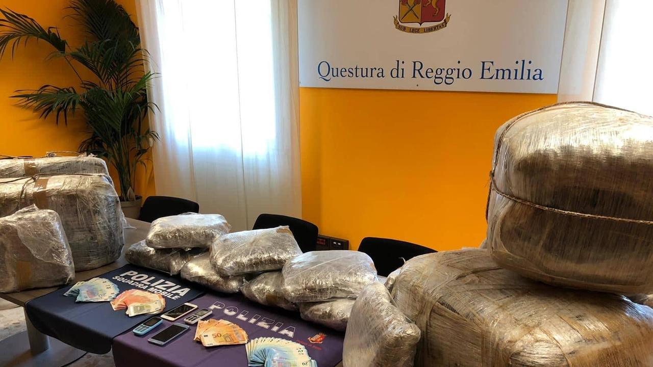 Reggio Emilia, in auto con 130 chili di marijuana: arrestato trafficante di droga