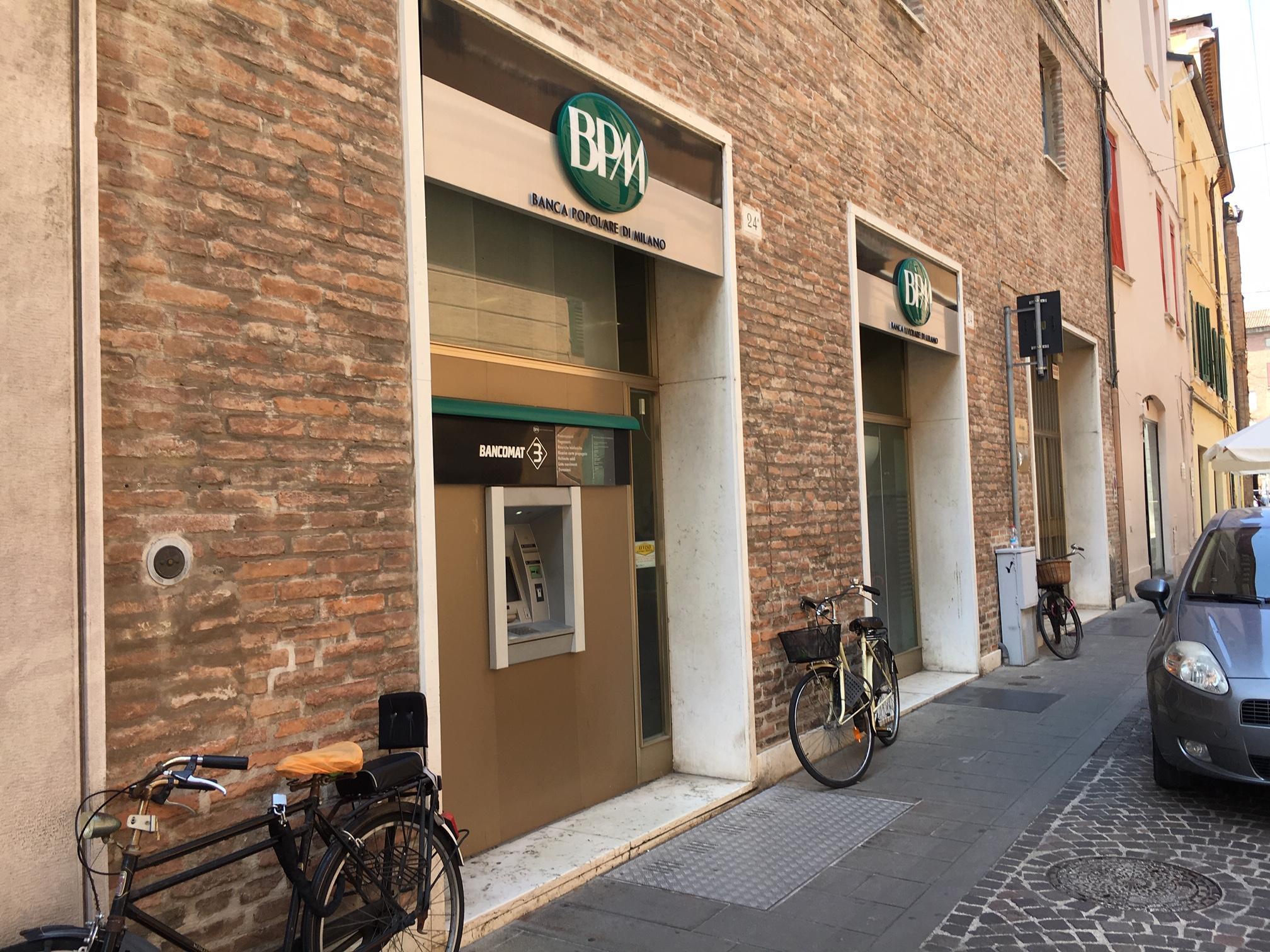 Il bancomat della Bpm in via Cairoli
