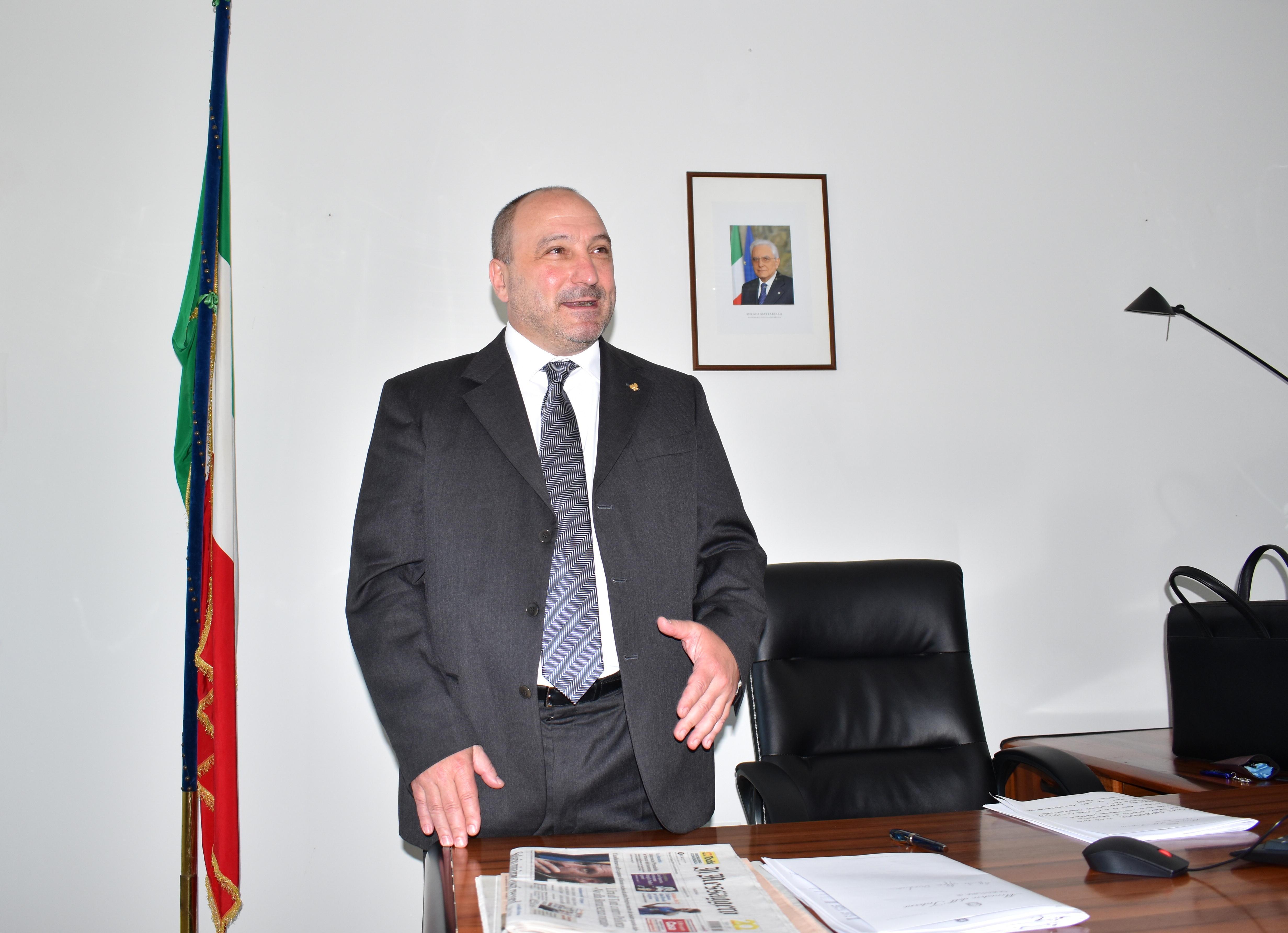 Giovanni Battista Scali nel suo ufficio in questura
