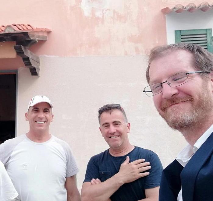 L’assessore Roberto Sbragia (a destra) durante un sopralluogo nella casa confiscata