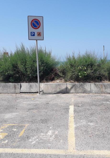 Uno stallo per disabili sul litorale: già esistente, ma con le strisce quasi invisibili