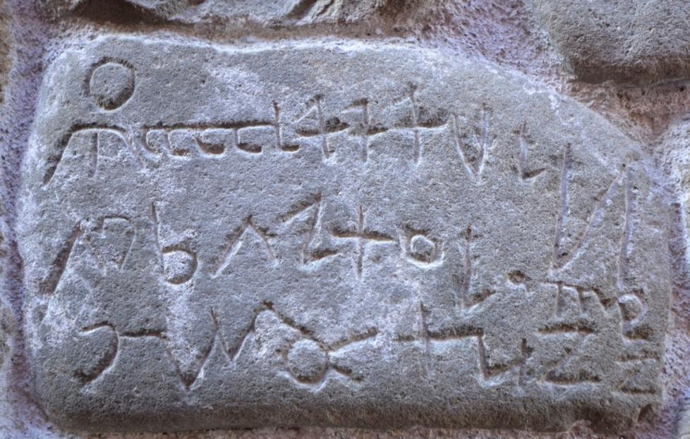 Una iscrizione rintracciata nei pressi del passo della Scalucchia, valico dell'Appennino tosco-emiliano che separa la valle del Secchia dall'Alta Val d'Enza, tra i Comuni di Collagna e Ramiseto