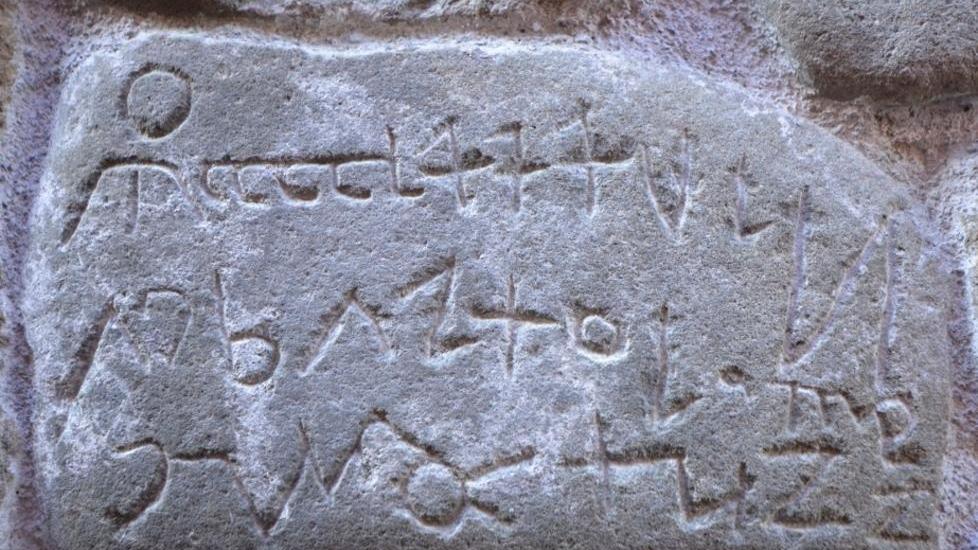 Una iscrizione rintracciata nei pressi del passo della Scalucchia, valico dell'Appennino tosco-emiliano che separa la valle del Secchia dall'Alta Val d'Enza, tra i Comuni di Collagna e Ramiseto