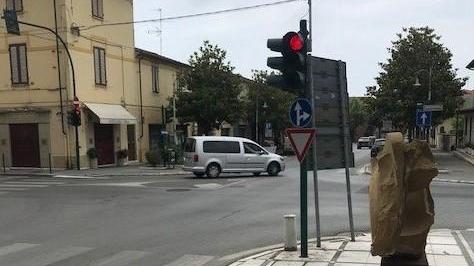 Raffica di multe al semaforo sorvegliato sulla via Provinciale