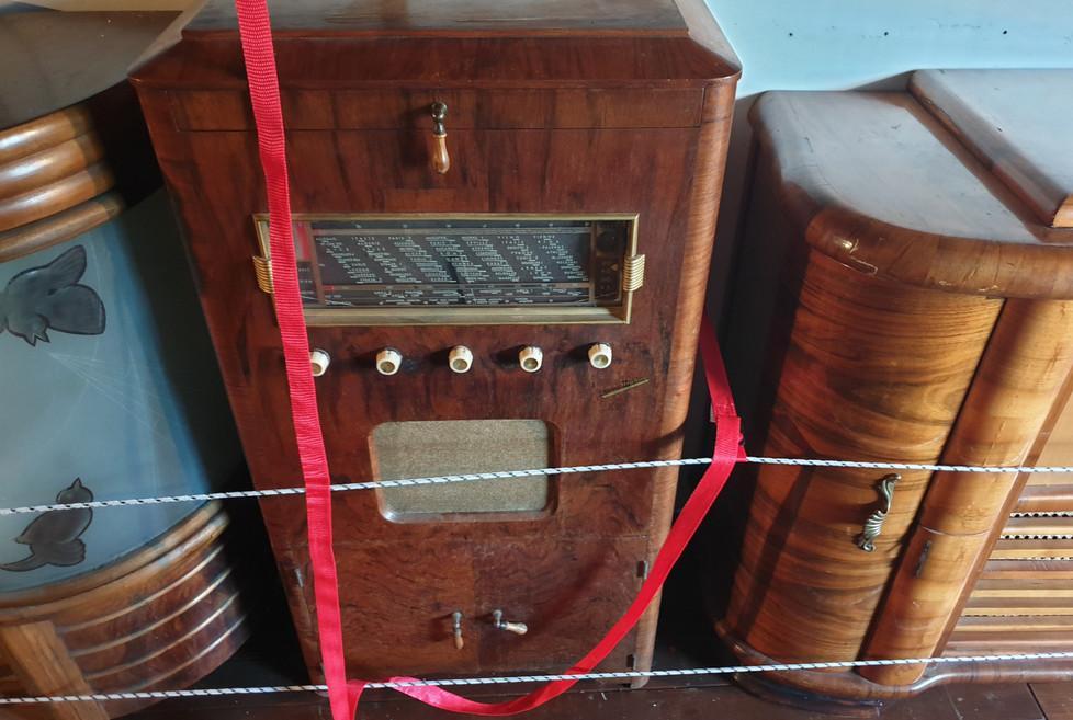 Alcuni modelli di radio antiche collezionati da Romano Giuliano, organizzatore di fiere e collezionista