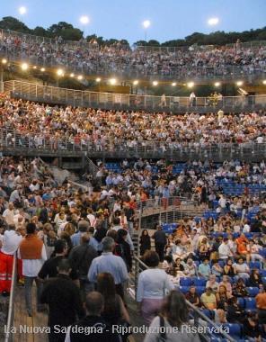 A sinistra il soprintendente Minoja. Sopra lanfiteatro romano 
