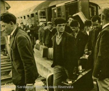 <b>Il ritorno. </b>Emigrati sardi arrivano alla stazione di Cagliari negli anni Cinquanta A destra, minatori sardi in Tunisia allinizio del secolo scorso 