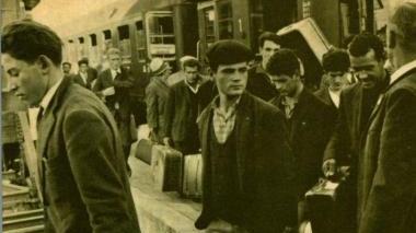 <b>Il ritorno. </b>Emigrati sardi arrivano alla stazione di Cagliari negli anni Cinquanta A destra, minatori sardi in Tunisia all&#146;inizio del secolo scorso 