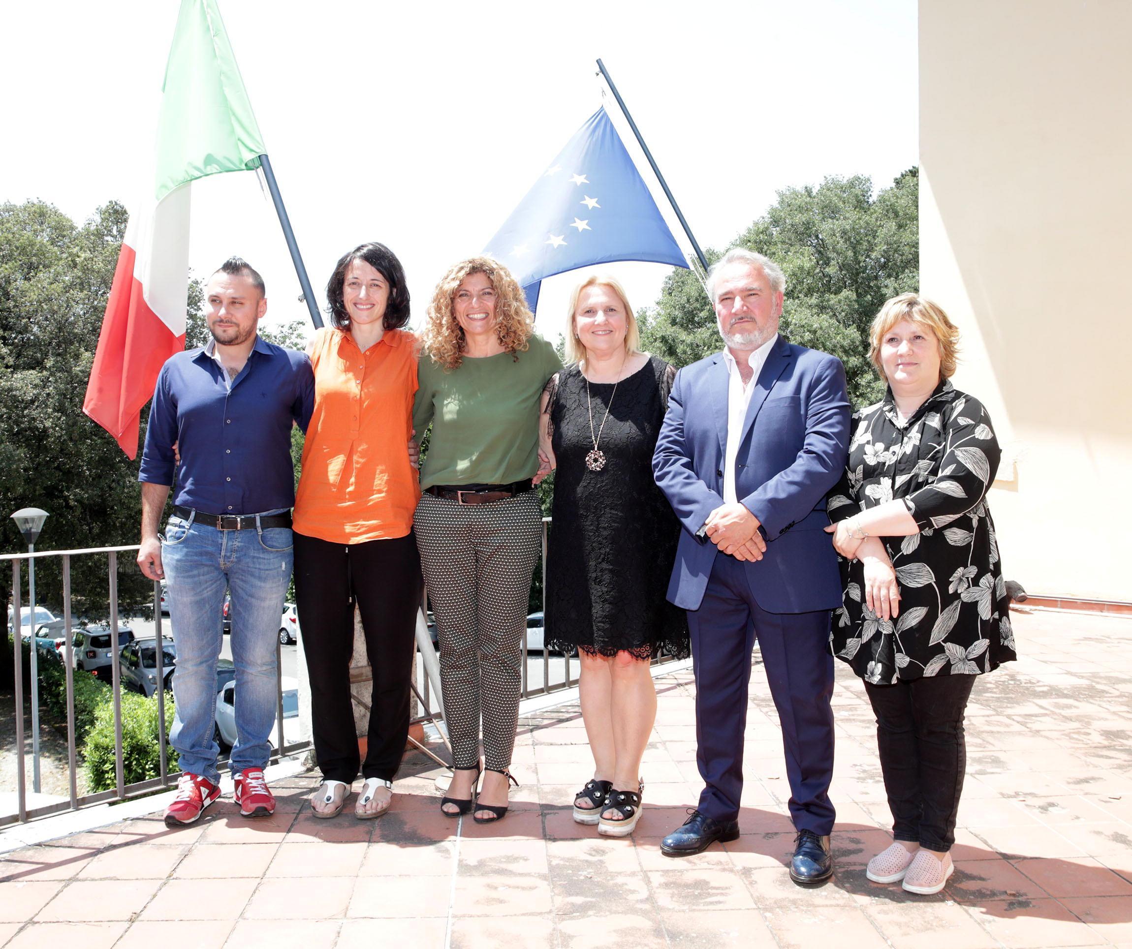 Foto di gruppo per la nuova giunta. Al centro la sindaca Simona De Caro
