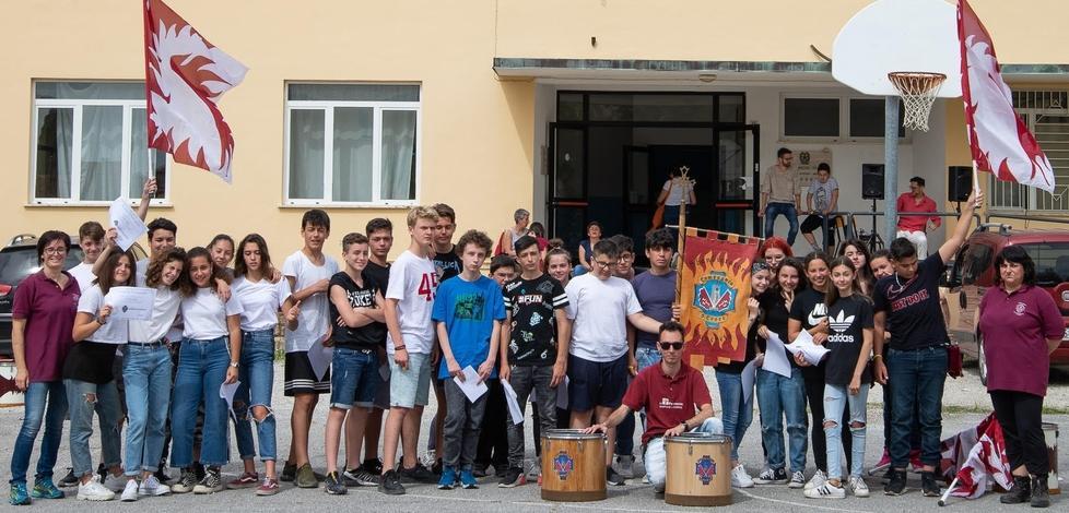 Sbandieratori e musici in classe poi c’è il saggio
