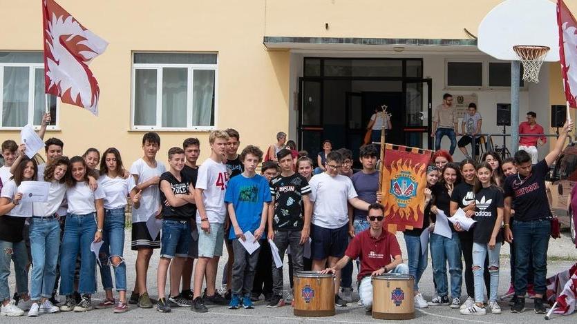 Sbandieratori e musici in classe poi c’è il saggio