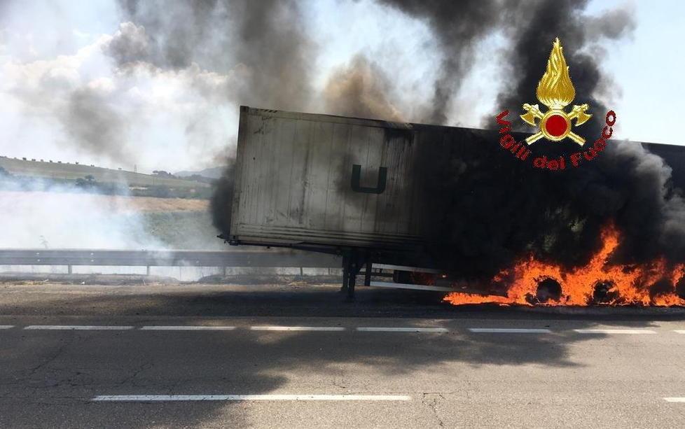 A fuoco un tir di frutta