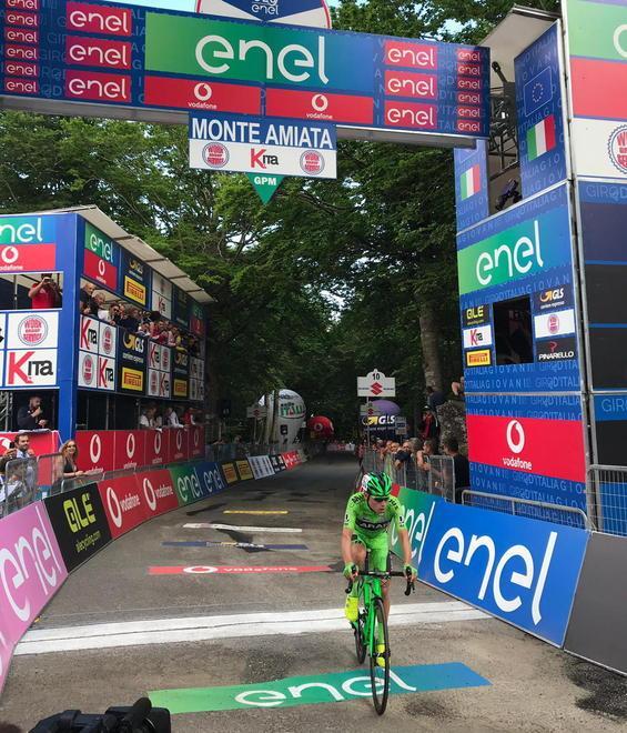 Ardila vince sul traguardo in cima al Monte Amiata e conquista la maglia rosa 