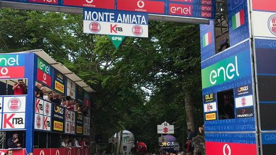 Ardila vince sul traguardo in cima al Monte Amiata e conquista la maglia rosa