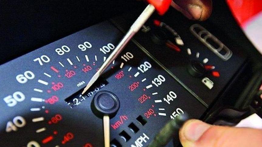 Contachilometri “truccato” con l’auto usata