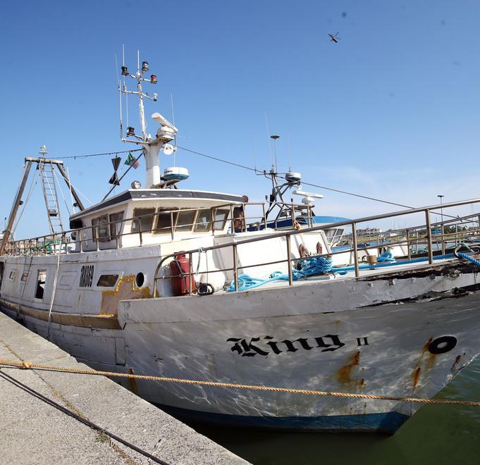 Peschereccio imbarca acqua I vigili del fuoco lo salvano 