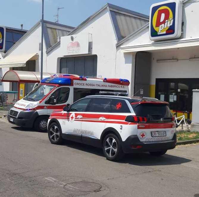 Cade e batte la testa al Dpiù, soccorso