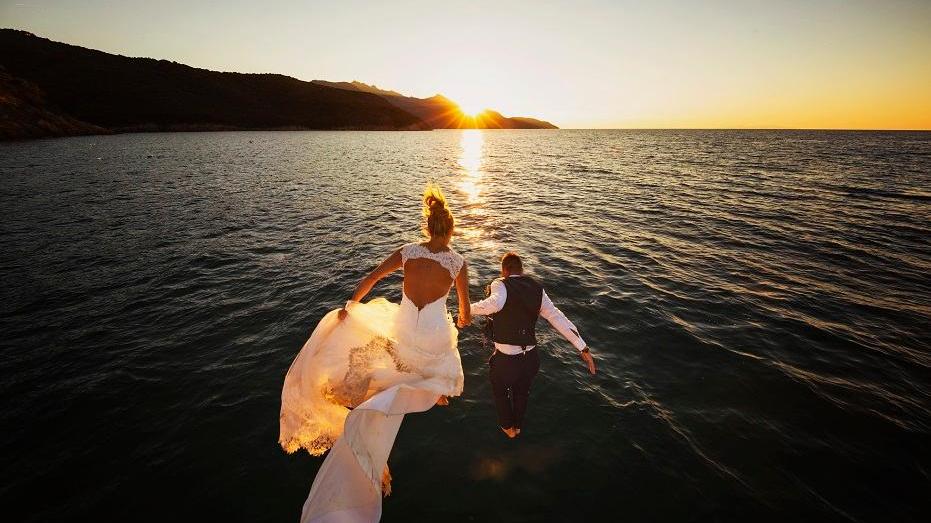 Tania Cagnotto con il marito si tuffa nel mare dell'Elba nel giorno del suo matrimonio (foto Thomas Arris e Simone Addis)