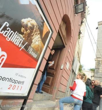 A sinistra lantica farmacia dellospedale San Giovanni aperta al pubblico questanno per la prima volta (foto Rosas) 