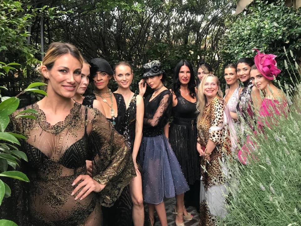Un momento della sfilata della stilista pratese Eleonora Lastrucci intitolata “Black & white dress cocktail” che si è tenuta nella terrazza milanese dell’imprenditrice Cesarina Ferruzzi
