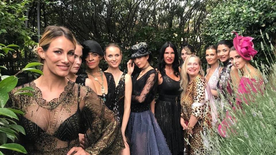 Un momento della sfilata della stilista pratese Eleonora Lastrucci intitolata “Black & white dress cocktail” che si è tenuta nella terrazza milanese dell’imprenditrice Cesarina Ferruzzi