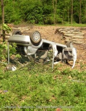 Lauto ribaltata dopo lincidente 