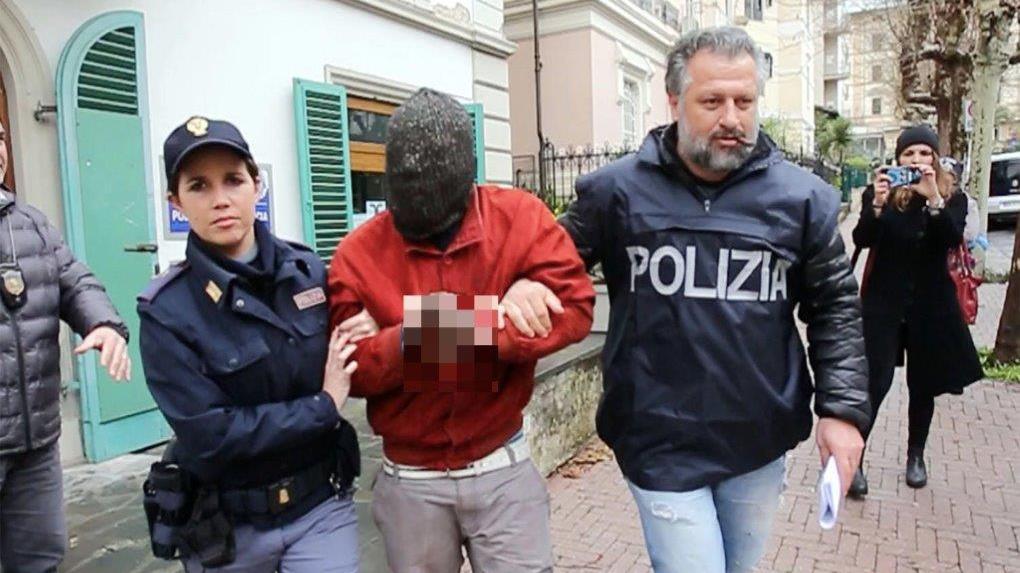 Uno dei nigeriani arrestati al termine dell'operazione Black Station