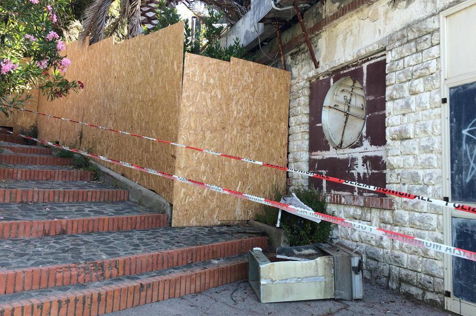 Cade un pezzo di condizionatore dal muro, allarme sicurezza all’ex Ciucheba 