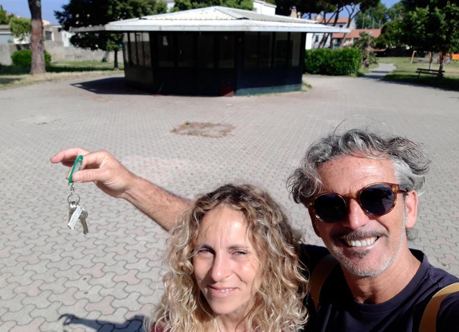 Lasciano il posto fisso per far rinascere il chiosco. «Recite, musica e libri: il sogno presto realtà» 