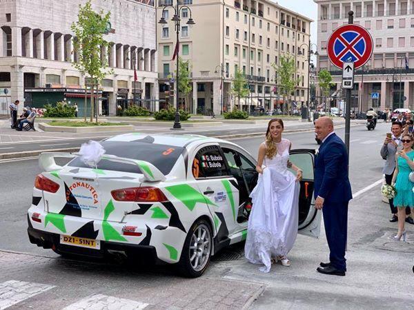 Le nozze rombanti di Irene ed Enrico: al matrimonio a bordo dell'auto da rally 