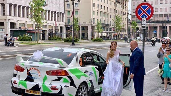 Le nozze rombanti di Irene ed Enrico: al matrimonio a bordo dell'auto da rally