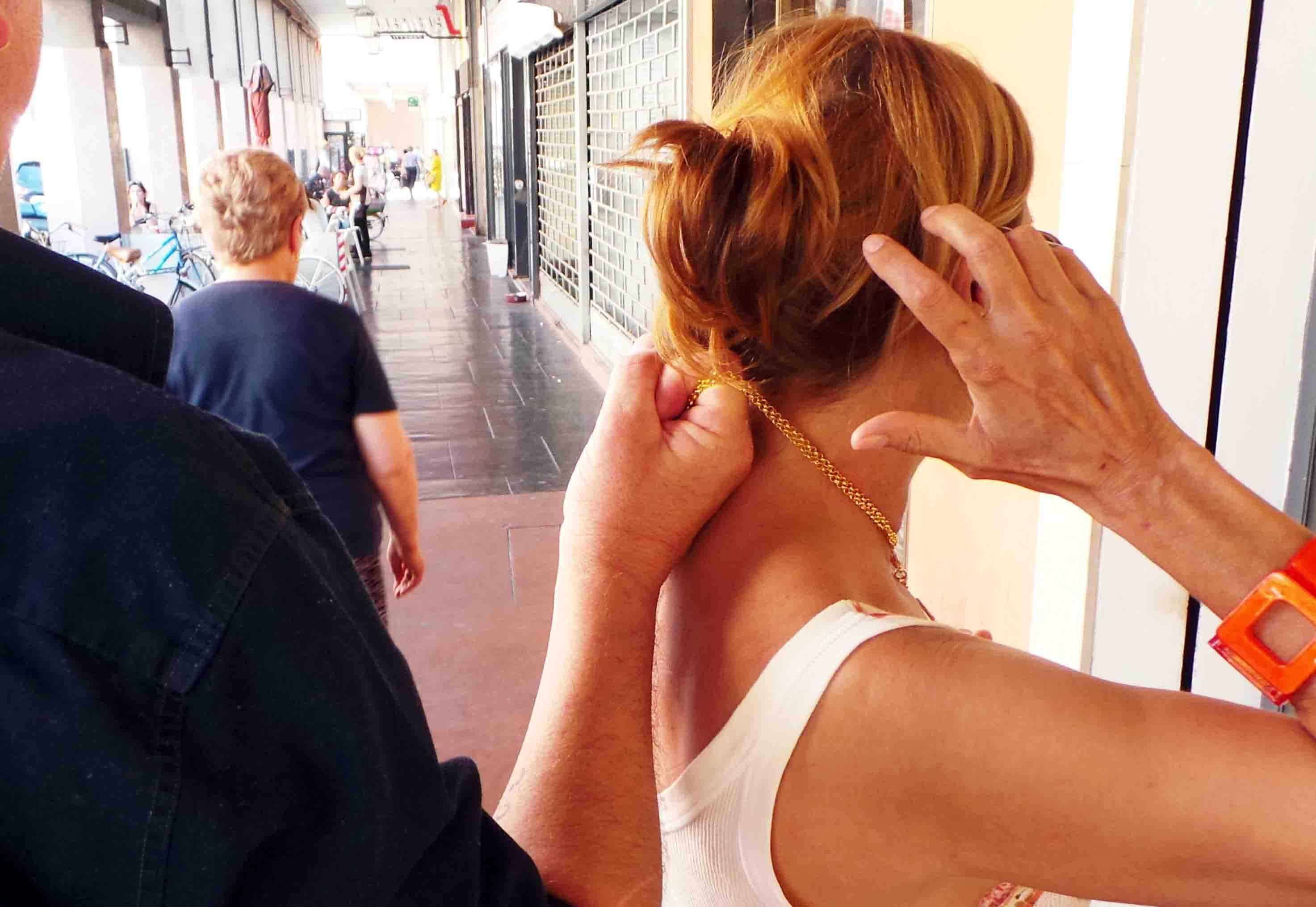 Scippo di una collana