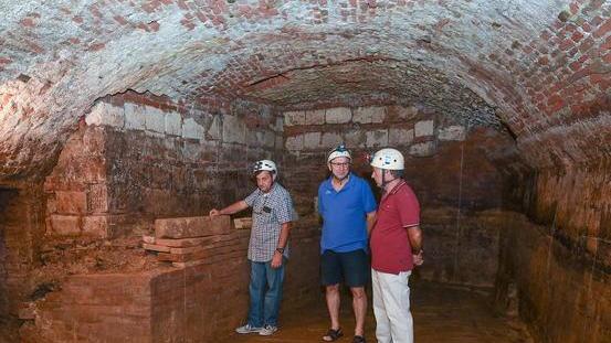 Lo speleologo Carlo Cavanna con Mario Catoni ed Igino Lombardi (foto Bf)