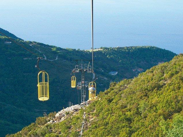 Paura sulla cabinovia, ragazzino di 12 anni ferito con un coltello dal fratello