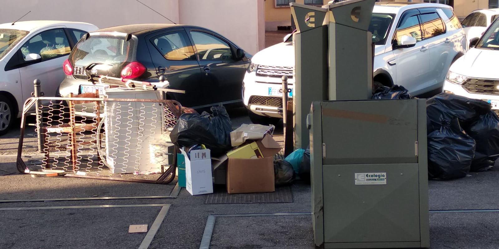 Rifiuti abbandonati per strada