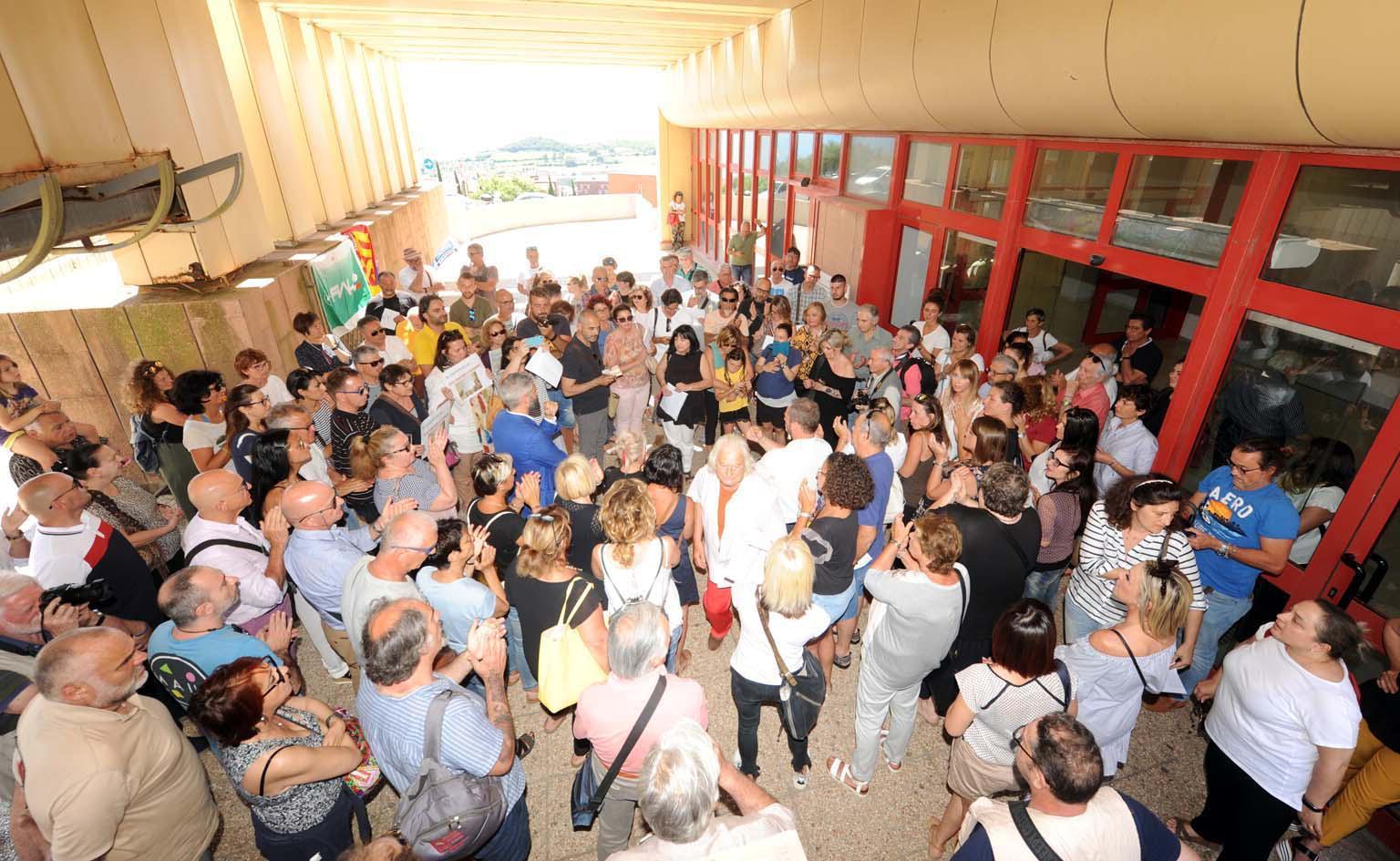 Il sit-in del comitato Lasciateci nascere a Piombino all'ospedale Villamarina a Piombino