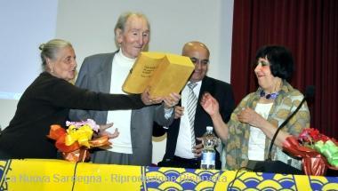 Rino Di Meglio e Maria Di Patre della Gilda premiano Bernardini (foto Gual&agrave;)  