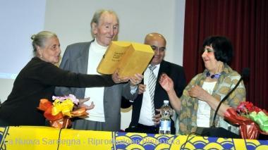 Rino Di Meglio e Maria Di Patre della Gilda premiano Bernardini (foto Gualà)
