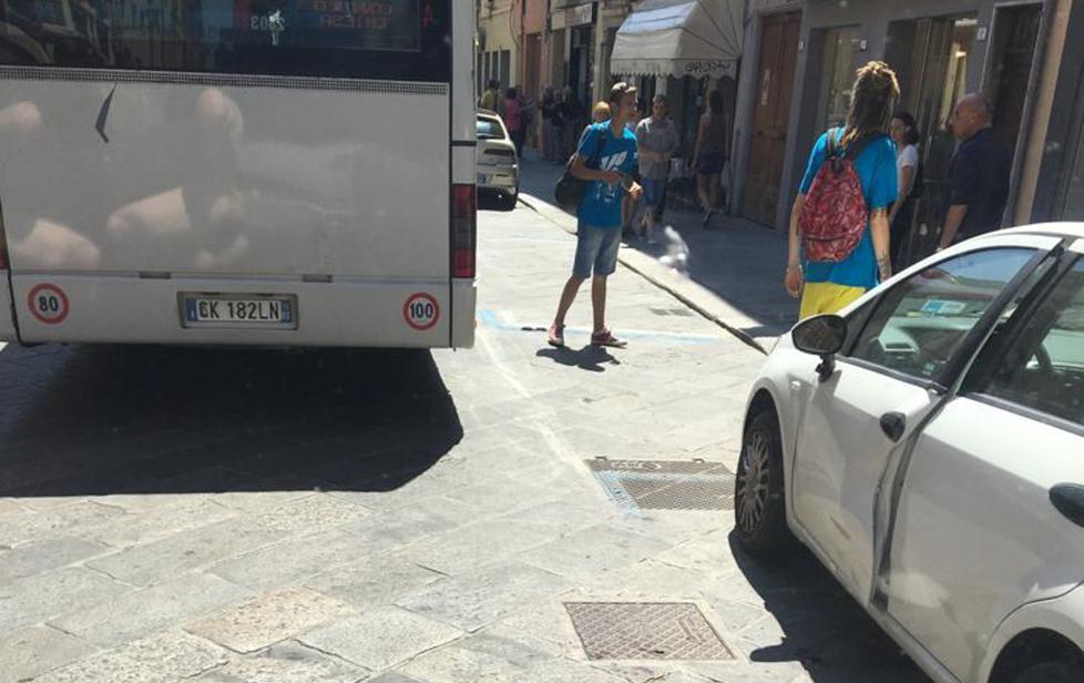 Reggio Emilia: apre la portiera dell’auto, l’autobus gli trancia due dita 