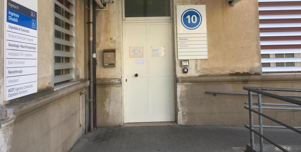 L'ingresso del reparto di psichiatria di Livorno