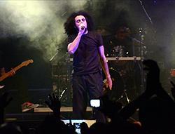 Caparezza sul palco del Pala Serradimigni