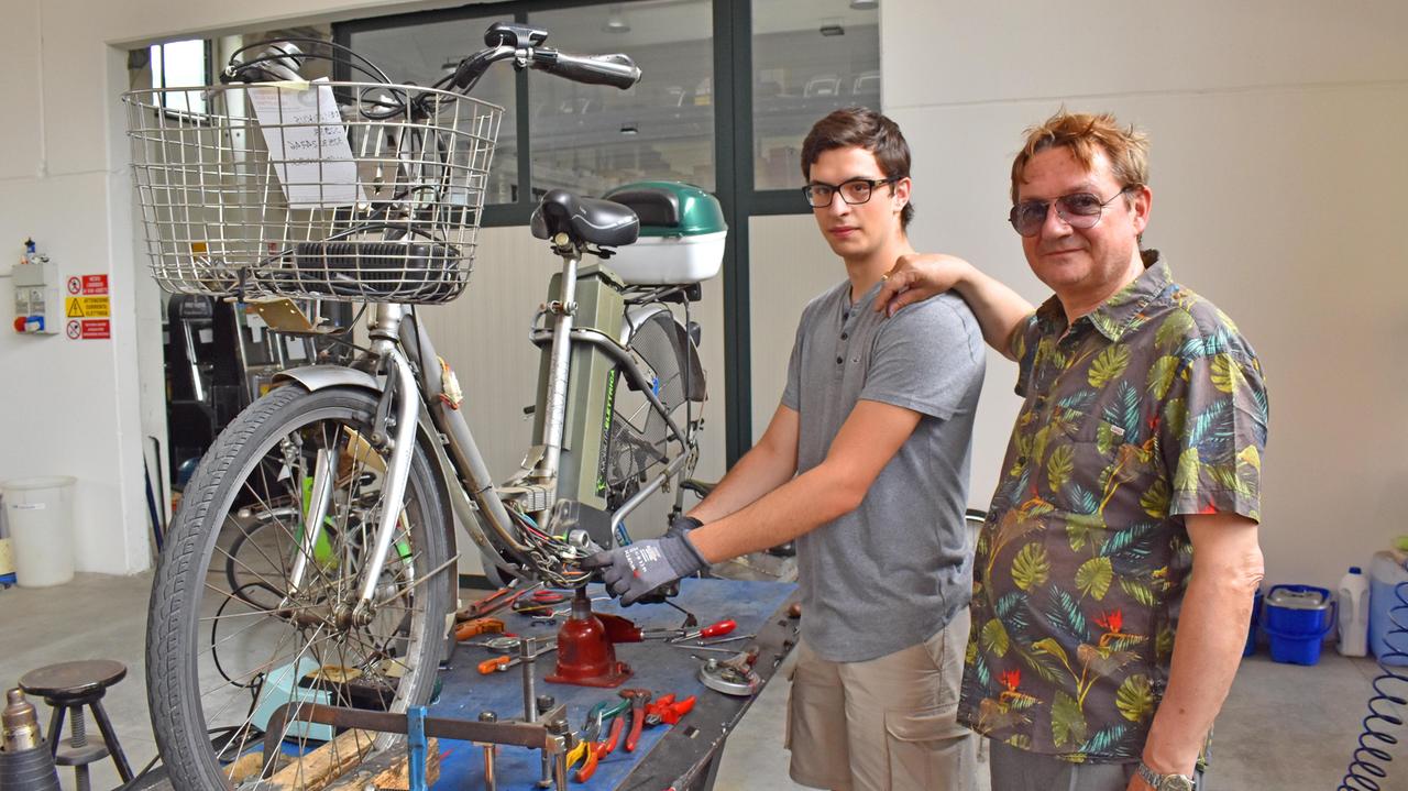 Il giovane spagnolo Victor Gràvalos Dominguez nell'officina dell'Orientalgiochi di Pistoia