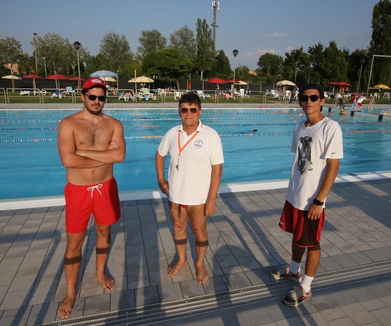 Bomporto, ladri di notte in piscina se ne vanno con sdrai e ombrelloni 
