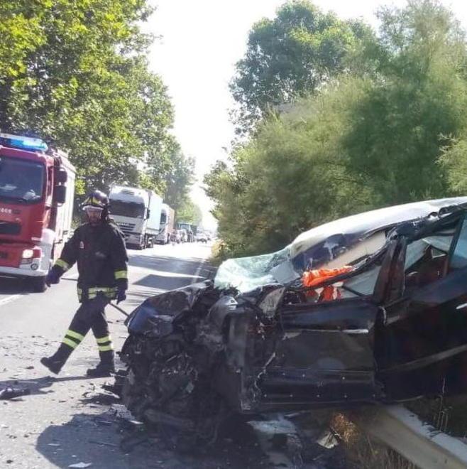 Anziano ha un malore e si schianta contro camion 